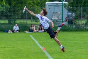 Mikołaj Siejko podczas ligowego meczu ultimate frisbee we Wrocławiu