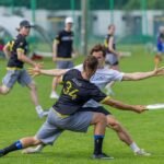 Norbert Staniszewski rzuca forehand podczas meczu ultimate frisbee Wrocław 2026 | WROC-SERIES Liga Ultimate